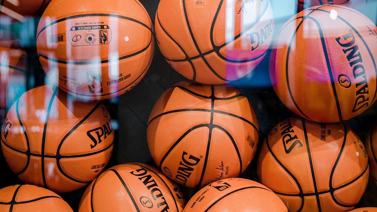 现代科技感十足的流媒体数据中心内部，象征高清稳定的直播技术