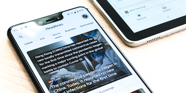 新闻编辑室，编辑正在处理最新的体育快讯